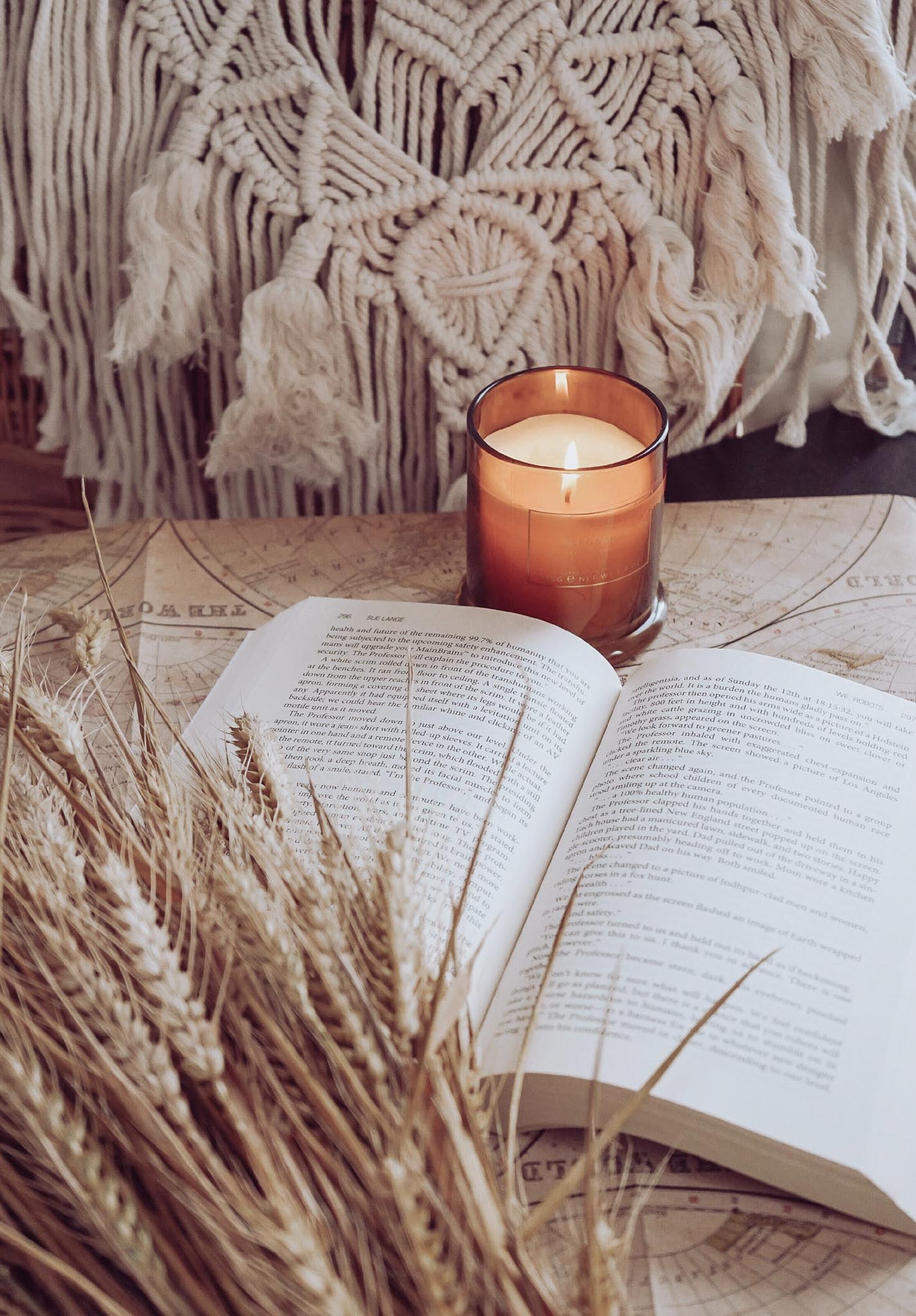 Boho-Atmosphäre Buch und Kerze